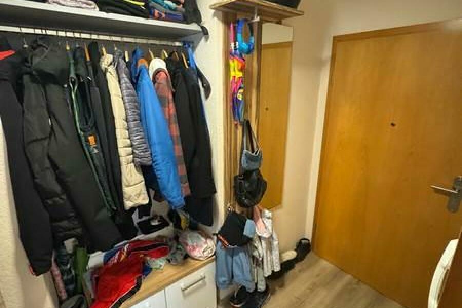 15 Garderobe hinter Eingangstür