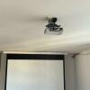 24 Beamer und Leinwand und 10 Lautsprecher in der Decke der Wohnung