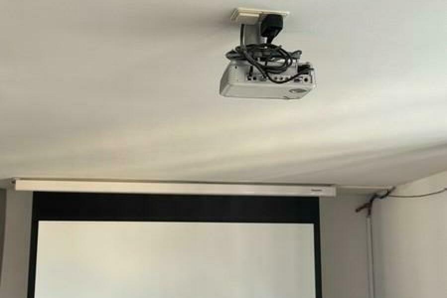 24 Beamer und Leinwand und 10 Lautsprecher in der Decke der Wohnung