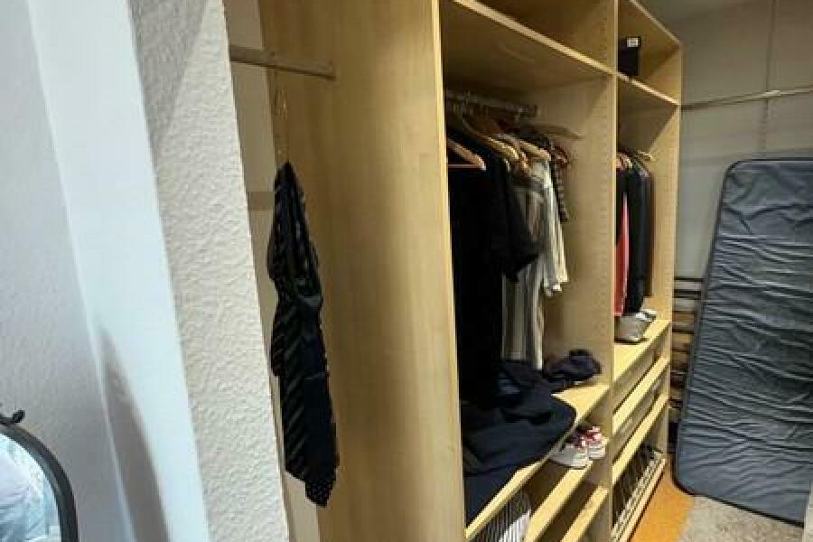 32 begehbarer Kleiderschrank
