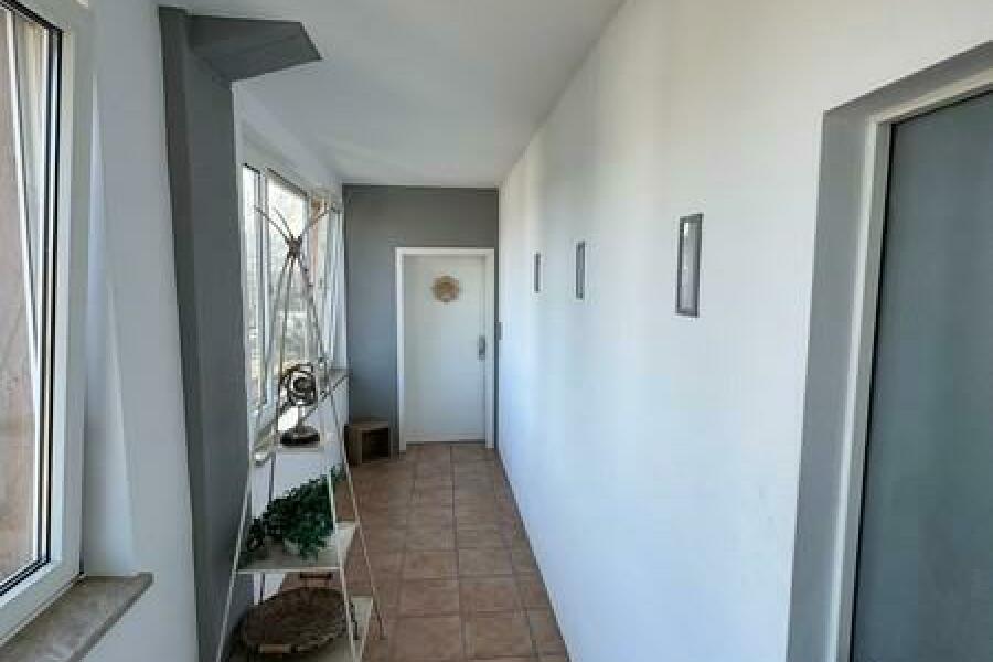 6 Flur zur Hauptwohnung