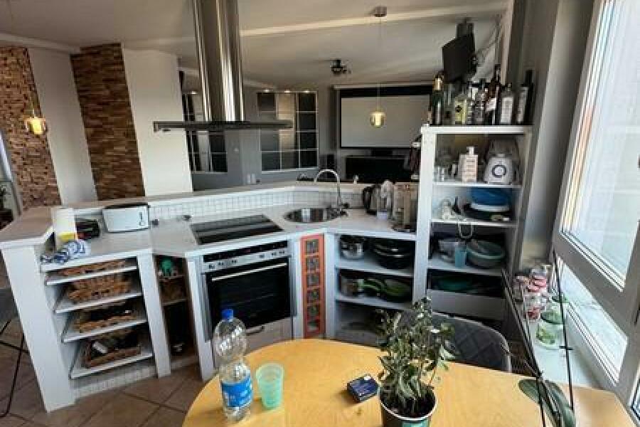 22 Wohnküche mit kleinem Essbereich