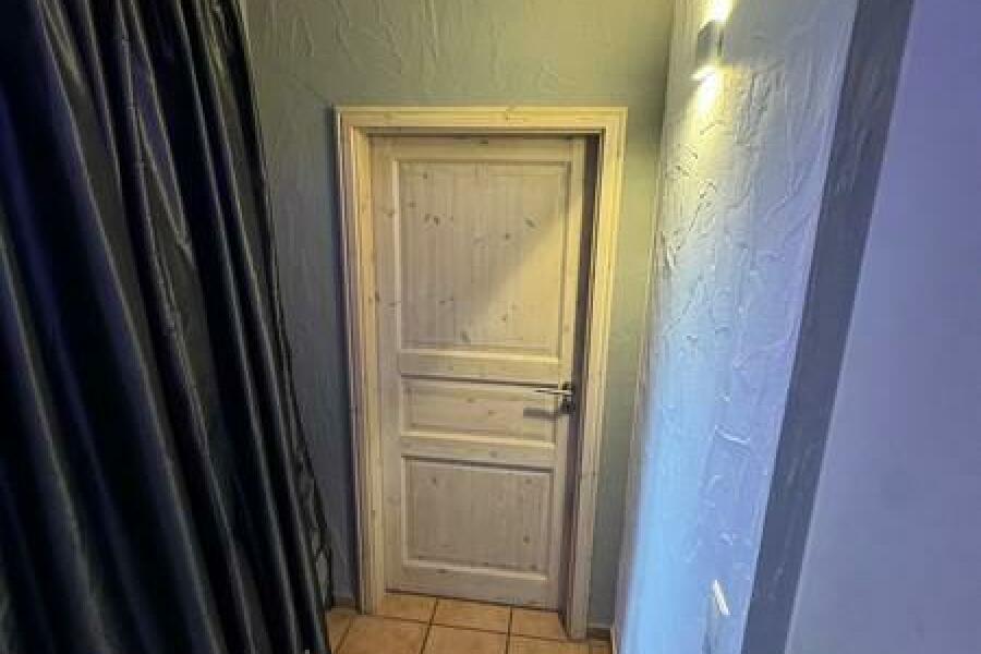 7 zweiter Flur mit Tür zur ELW