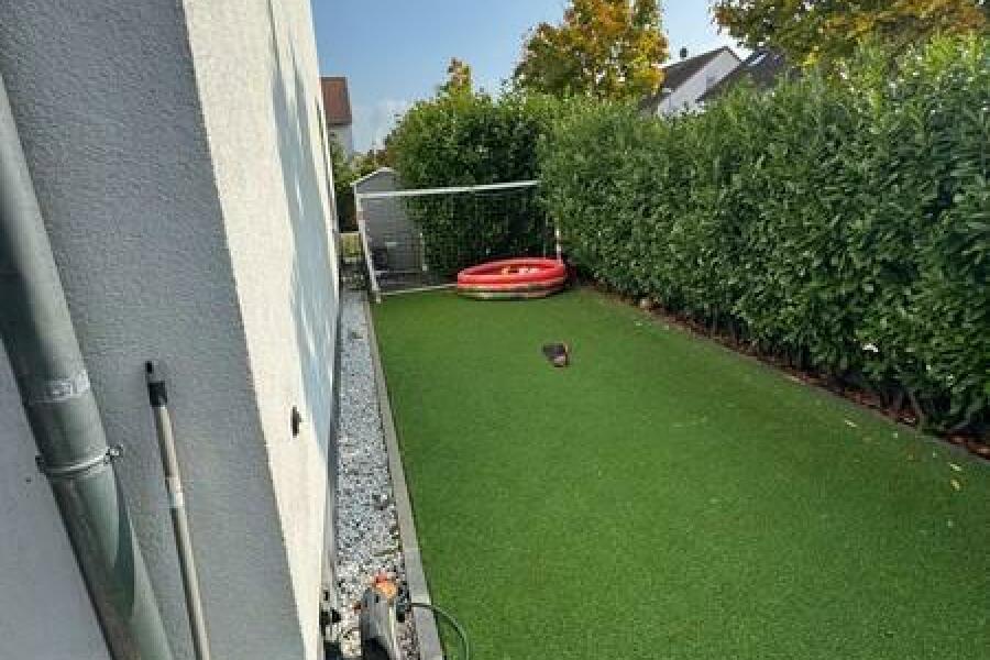 15 Garten und Spielbereich an Giebelseite