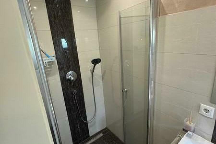 8 Gäste WC mit barrierefreier Dusche