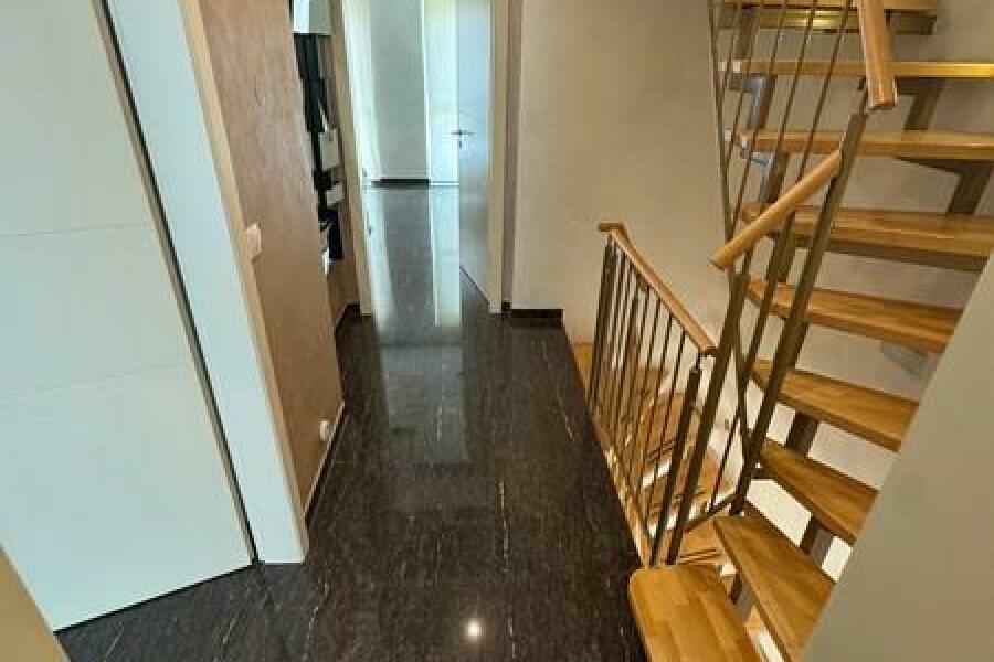 28 Flur OG und Treppe zum DG