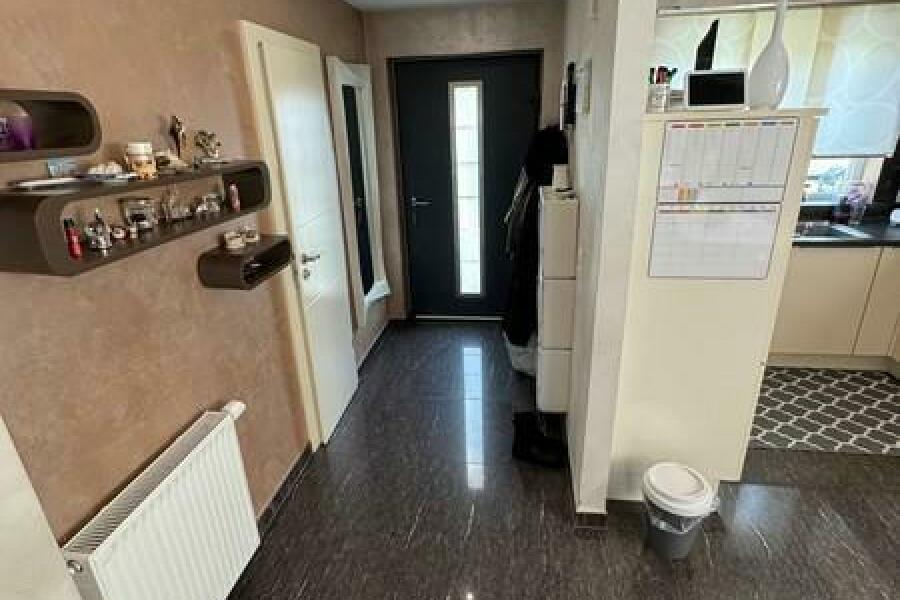 7 Flur zum Haupteingang und rechts Küche