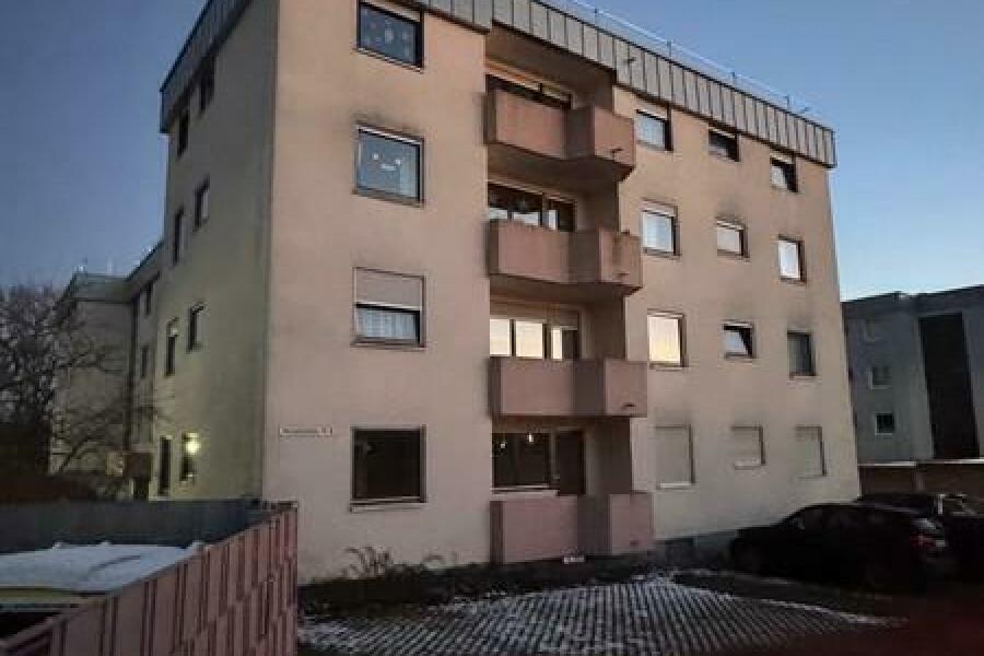 4 Hofseite mit Parkplätzen und Garagenzufahrt