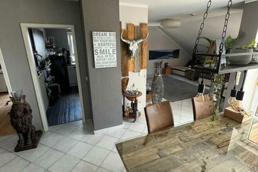 21 Wohn-Eßzimmer Blick zur Küche