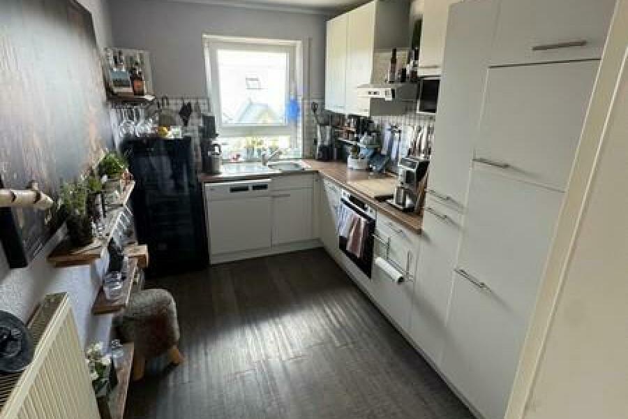 23 Küche samt Weinkühler