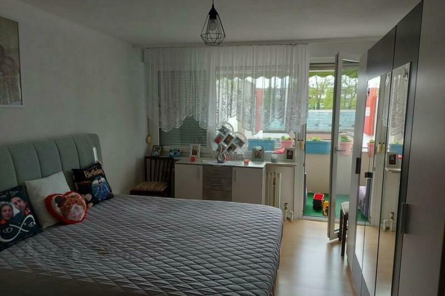 11 Schlafzimmer mit Balkonzugang