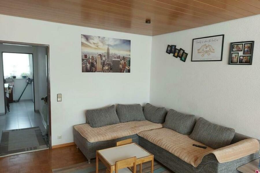 7 WoZi mit Blick in Flur und Küche