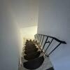 38 Treppe zur zweiten Wohnebene der Hauptwohnung