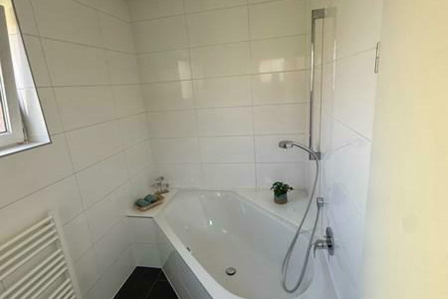 19 Eckbadewanne EG