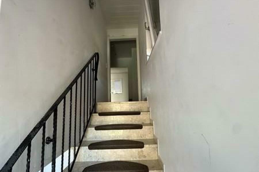 27 Treppe zur Hauptwohnung im OG