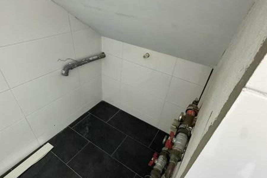 45 Wandschrank im Bad DG
