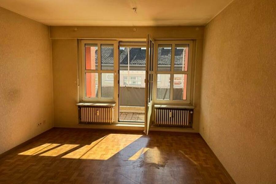 IB5 Wohnzimmer mit Balkon