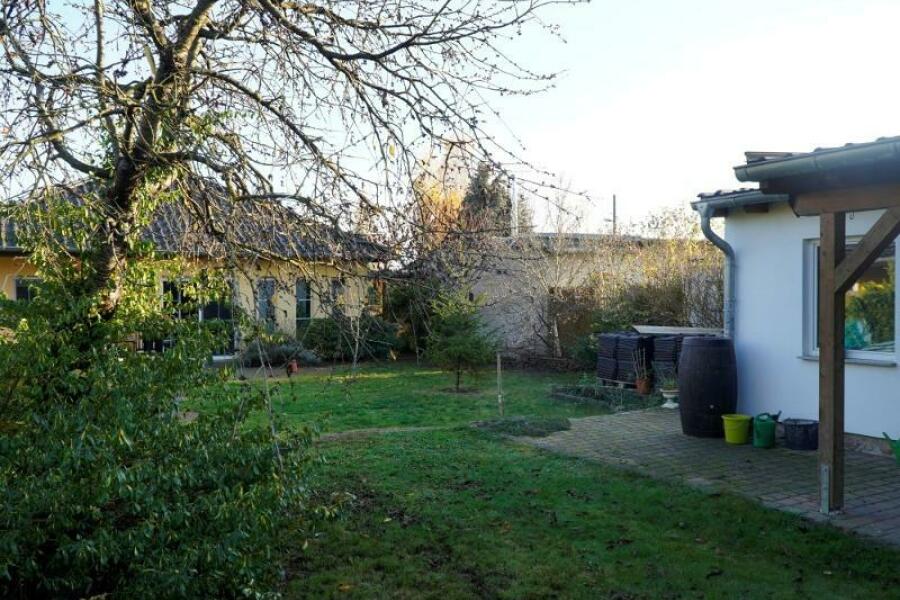 Garten mit Nebengebäude