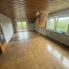 10 Wohnzimmer m it Blick auf Balkon und Speicherzugang