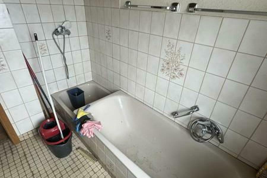 31 Wanne und Dusche im Bad