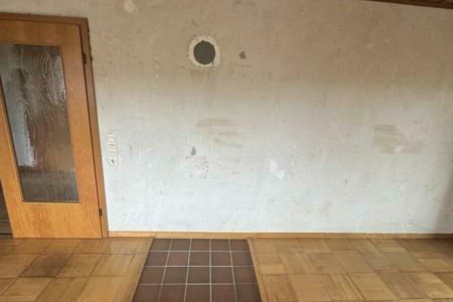 18 Wohnzimmer mit Platz für Kaminofen oder Kachelofen