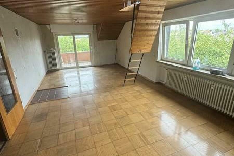 10 Wohnzimmer m it Blick auf Balkon und Speicherzugang