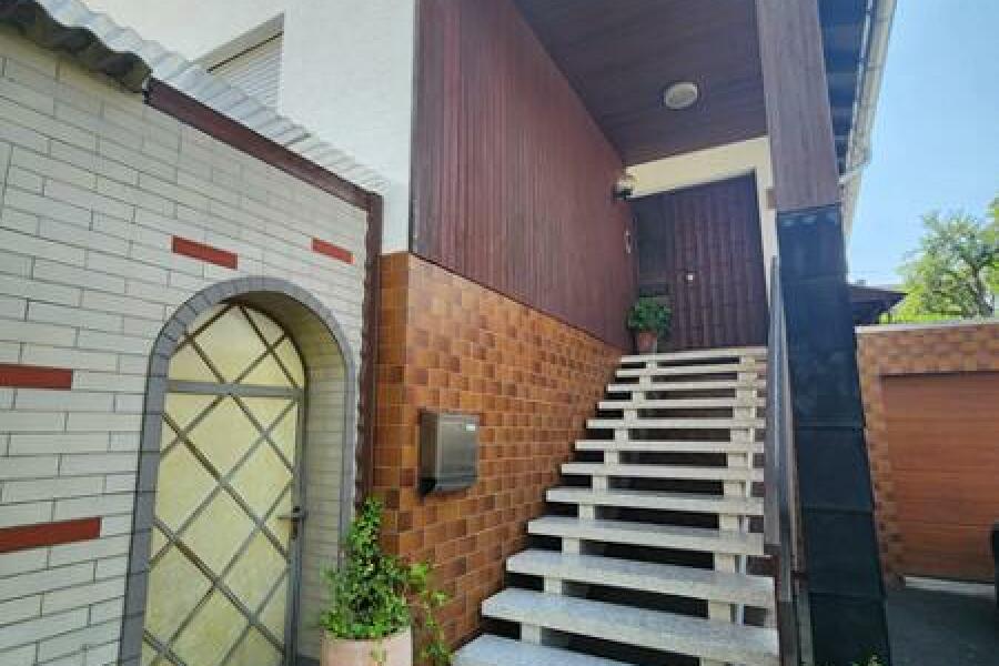 HB2 Aufgang zum Wohnhaus