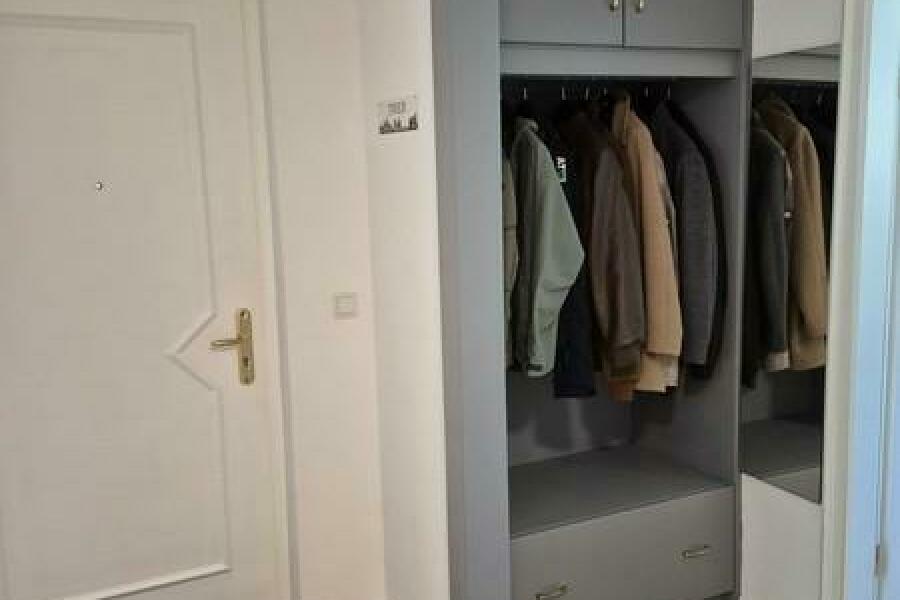 3 Eingangstür und Garderobe