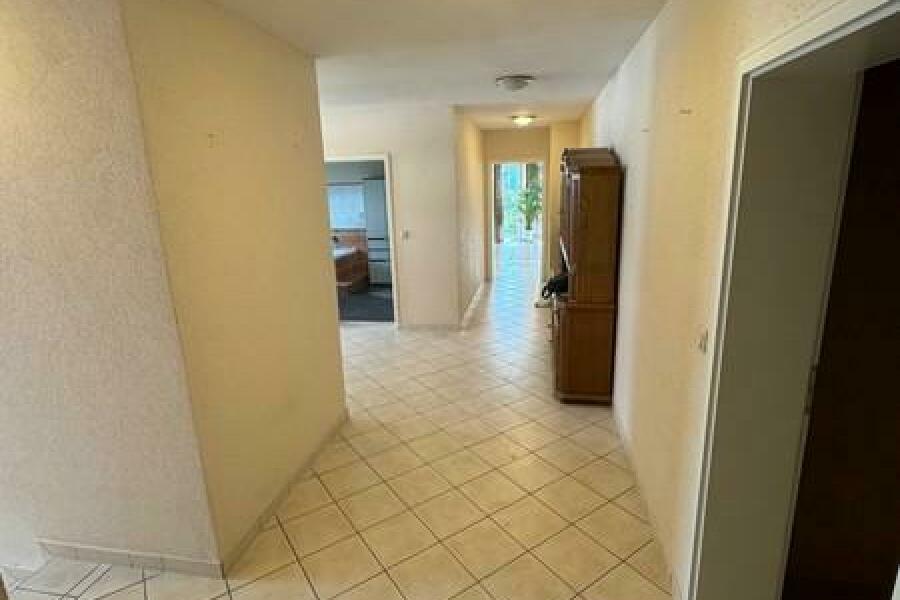 20 Flur - links Treppoe KG