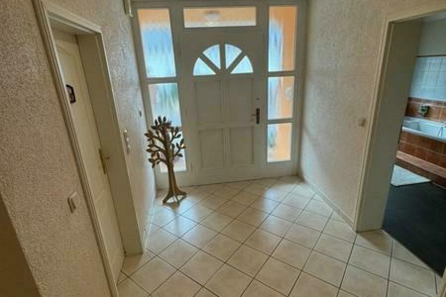 13 Haupteingang von innen - links Gäste WC - rechts Küche