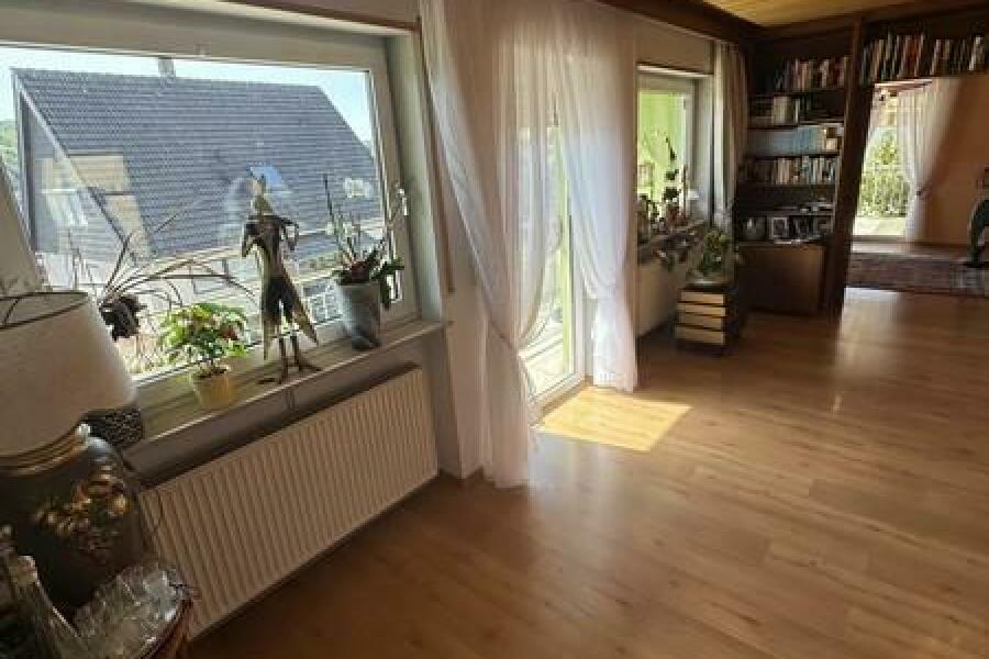 13 Wohnzim,mer mit Balkonzugang