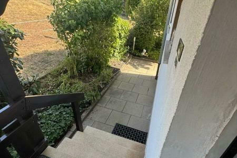19 Haupteingang hinter dem Haus