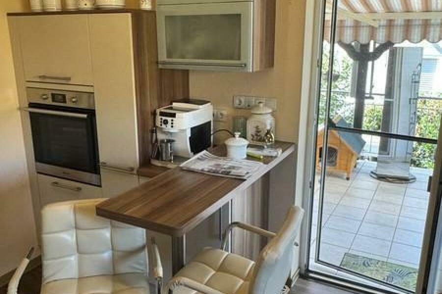 7 Teil der Küche mit Zugang zur überdachten Terrasse
