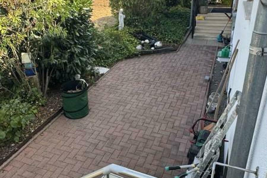 6 Hof hinter dem Haus mit Haupteingang