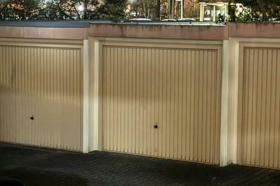 19 Hof mit mittl. Garage