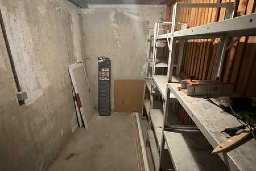24 großer Kellerraum