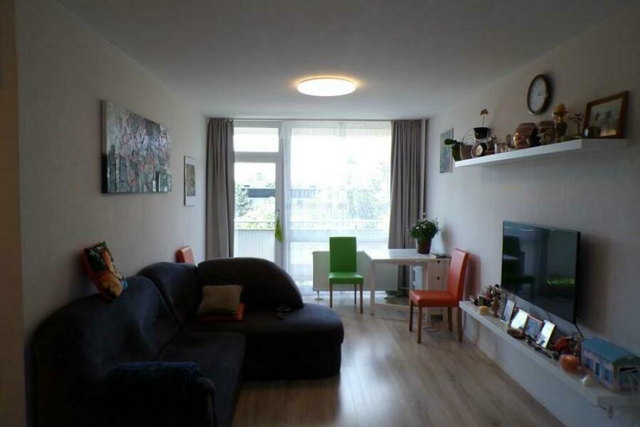 4a Wohnraum (Blick zum Balkon)