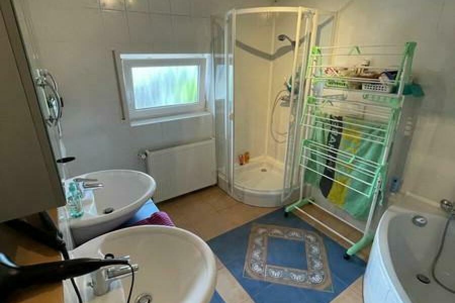 28 HH Bad - Eckbadewanne - DU
