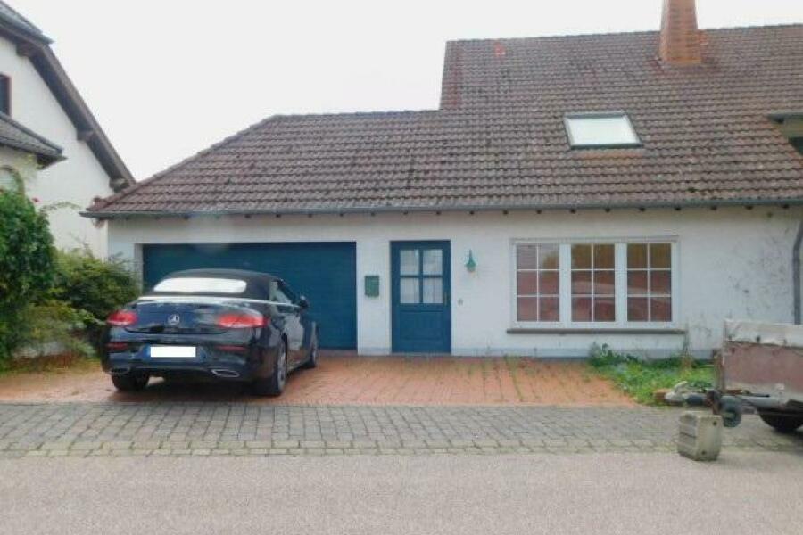 EB2 Garage m.Stellplätzen