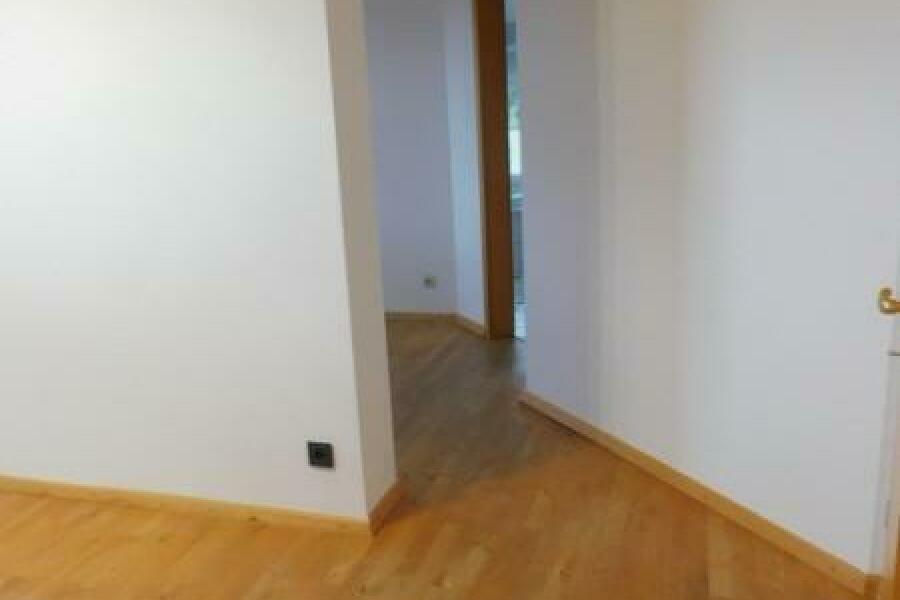 EB13-1 Durchgang zum Bad -Ankleide