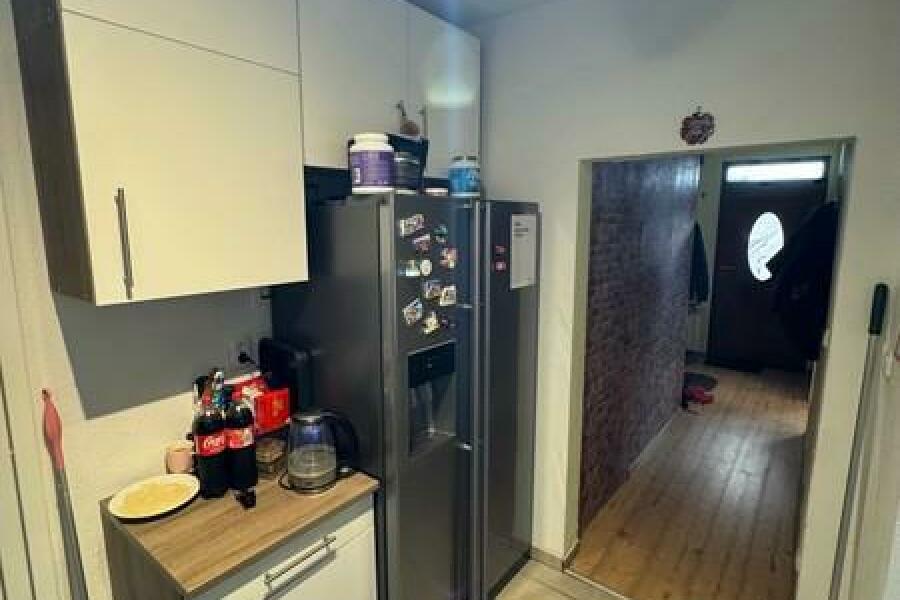 21 Küche mit Flur zum Haupteingang