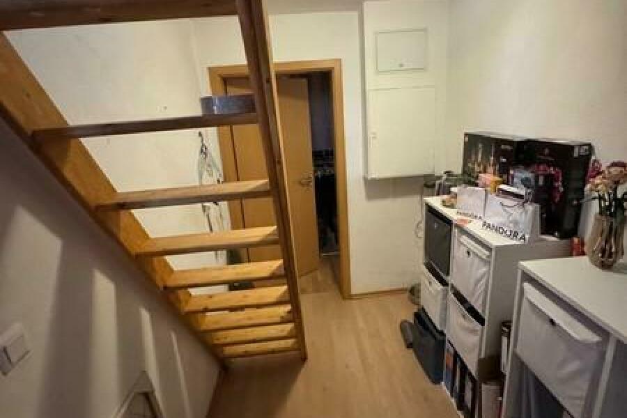 37 Flur mit Treppe zuzm ausgebauten DG