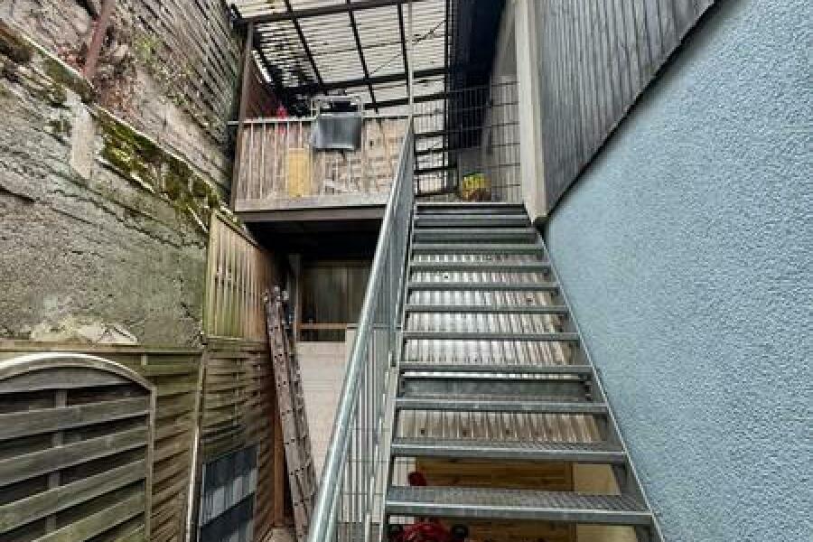 6 Rückseite mit Außentreppe zum OG