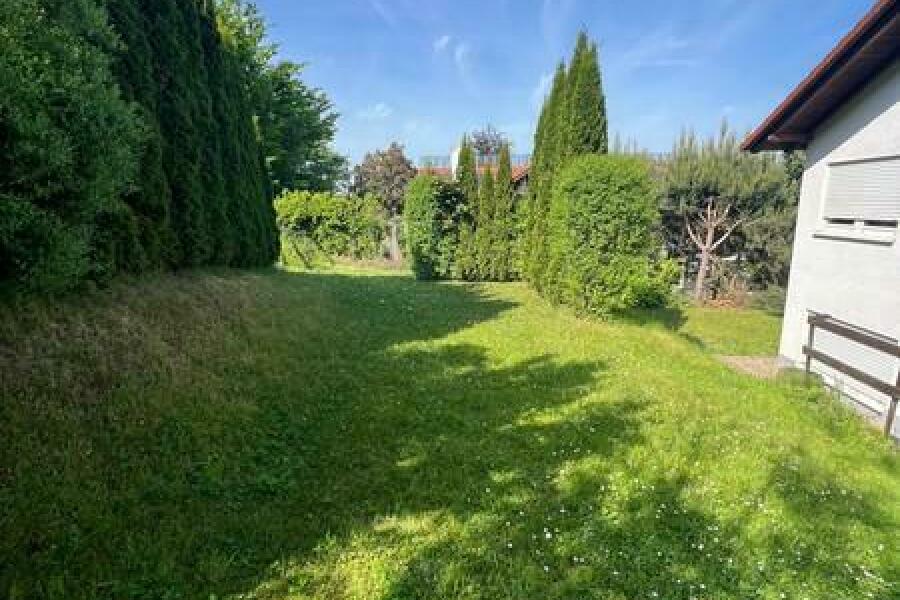 3 mögl. Platz für 2 - 4 Garagen