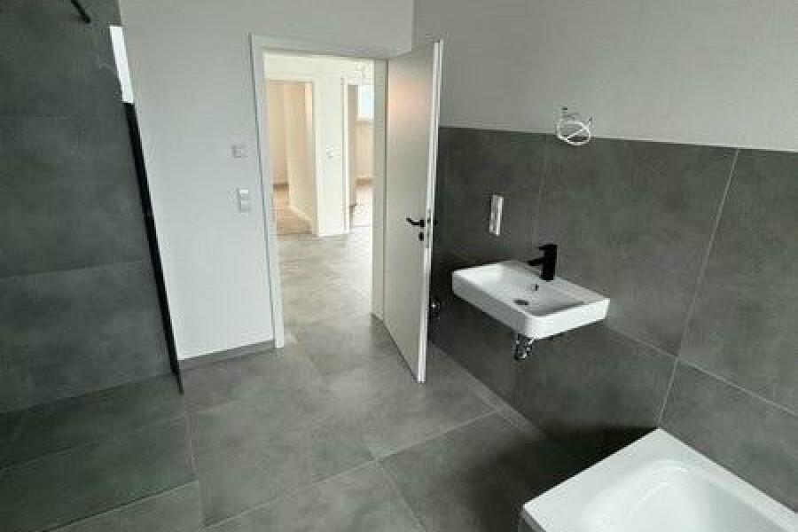 30 Blick aus Bad Rtg Garderobenbereich