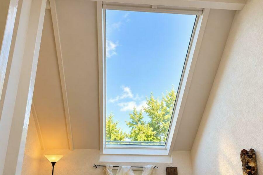 020 Wohnhaus Dachfenster Wohnzimmer