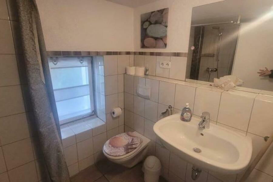 012 Badezimmer mit Dusche im OG