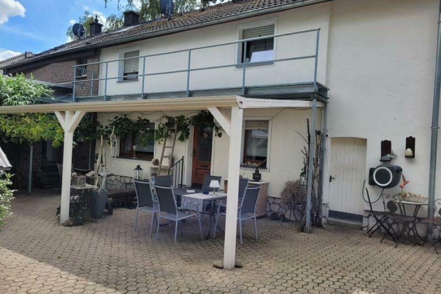 004 Außenansicht Pension mit Terasse