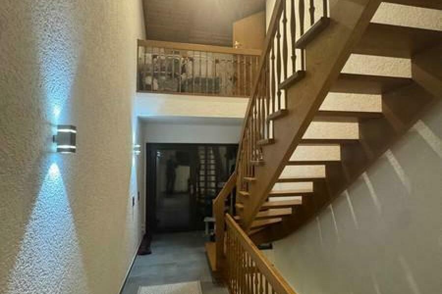 29 Flur mit Treppenhaus und Haupteingang