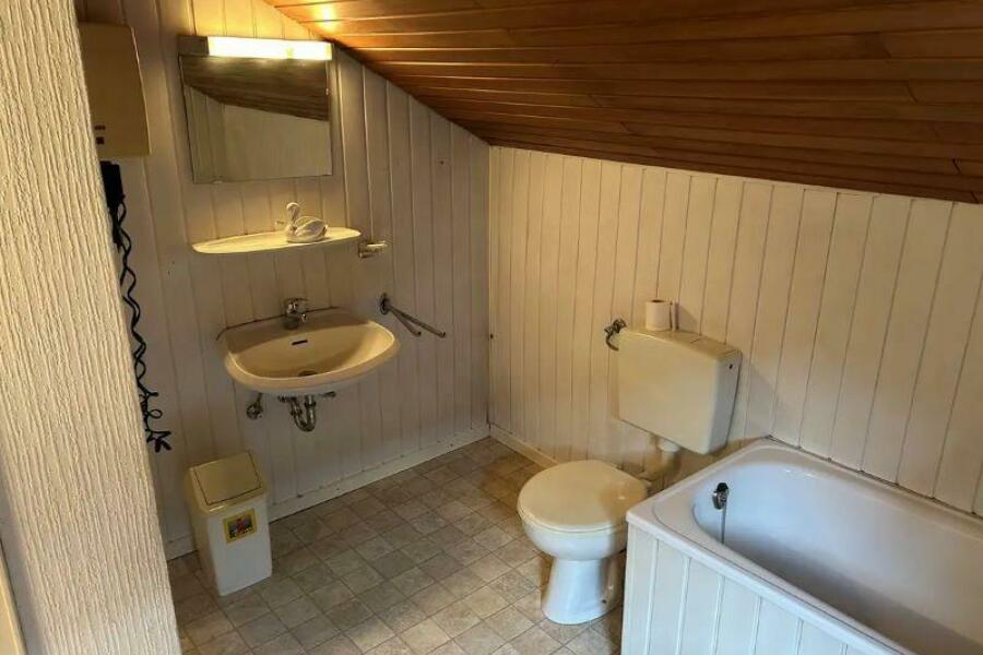 16 OG Bad mit Badewanne